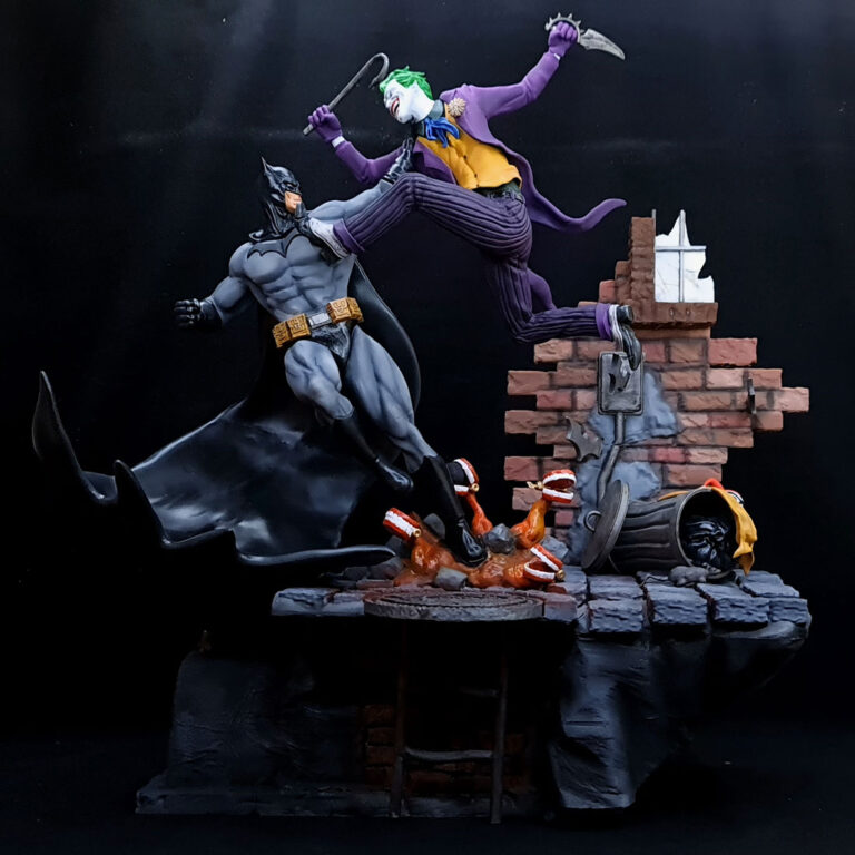 Figura de Batman vs Joker en un callejón
